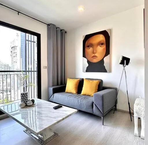 Luxury Art Apt Downtown Metro Bangkok-Kitchen-Living Room