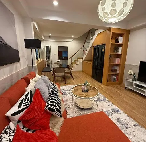 Huge 4 Story Japanese House Sleeps 9 City Center