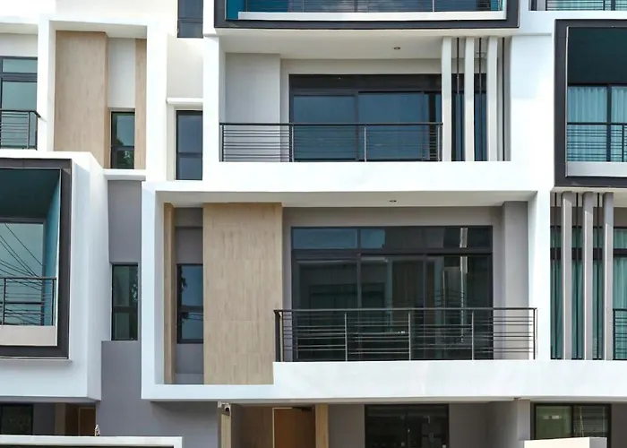 3 Bedroom 3 Bathroom, Luxury Home, Near Ekkamai