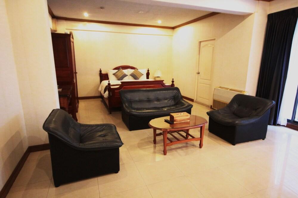 Hotel 12pm