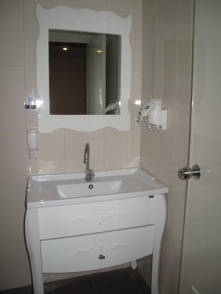Hotel Qg 2*