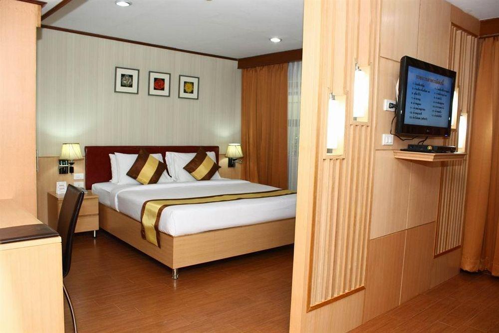 Hotel First 3*
