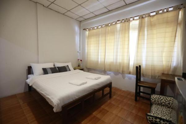 Banana Donmuang Hostel *