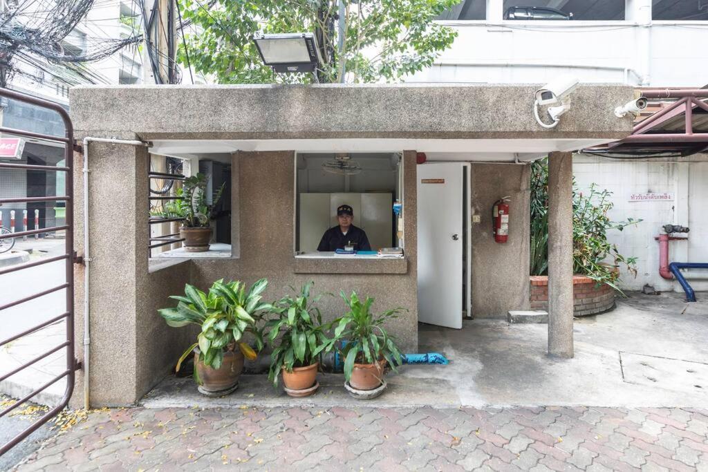 Krystal Court Apartment *