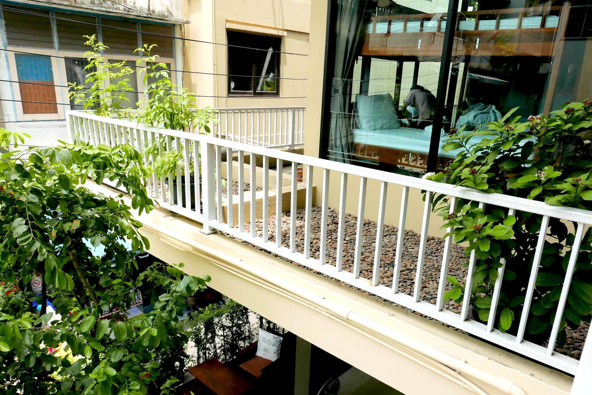 Feung Nakorn Balcony Rooms&cafe Bangkok