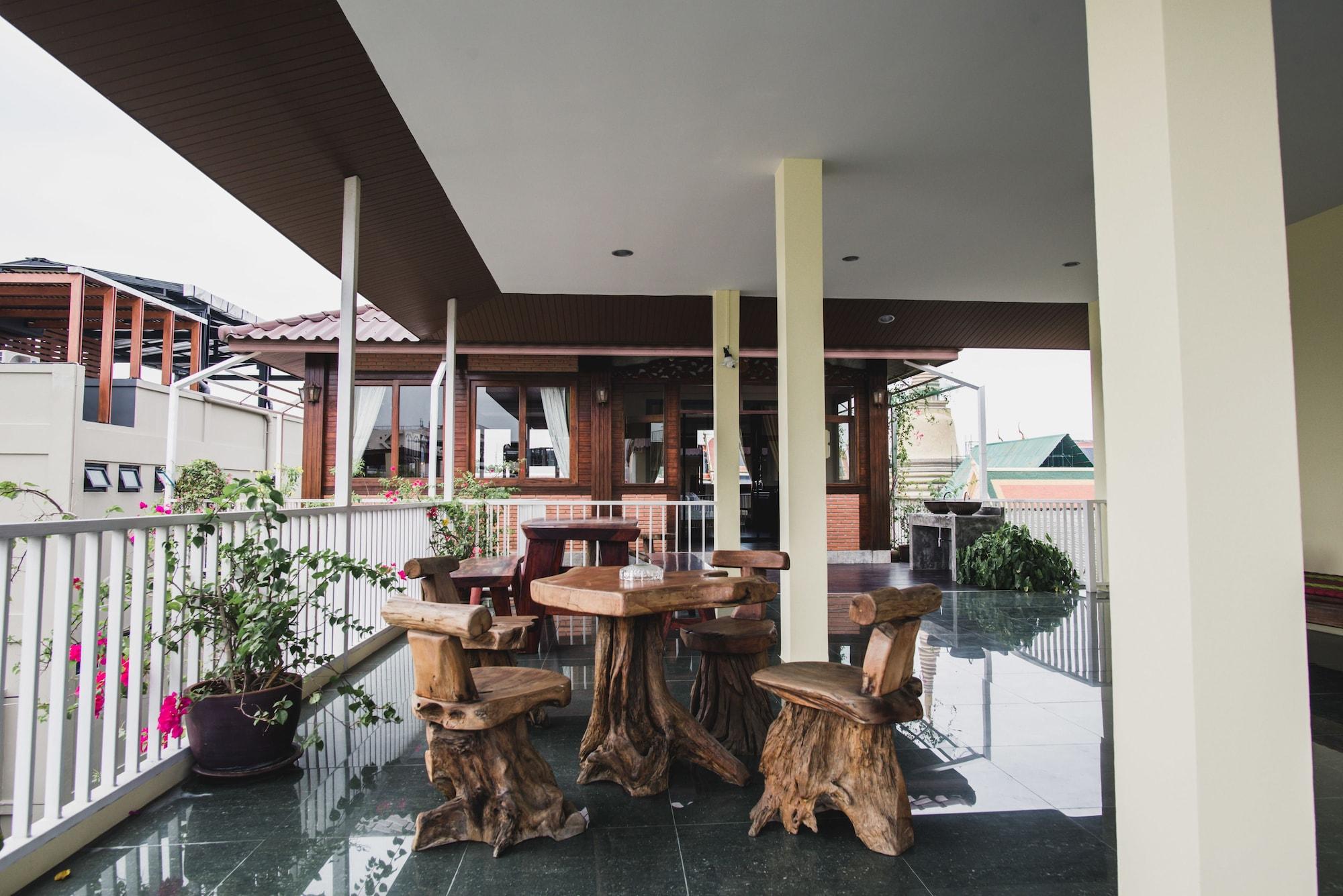 Hotel Feung Nakorn Balcony Rooms&cafe