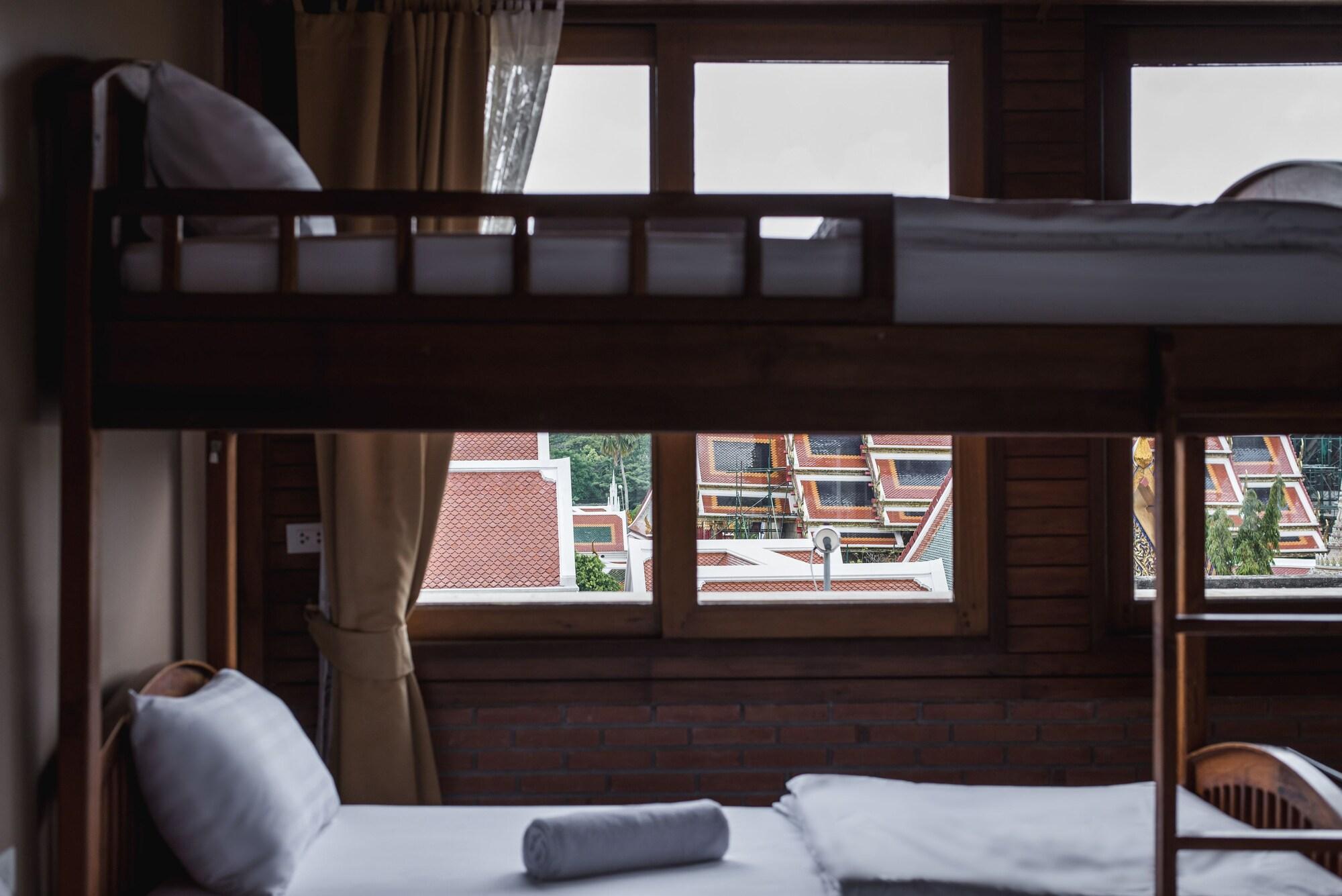 Feung Nakorn Balcony Rooms&cafe Hotel