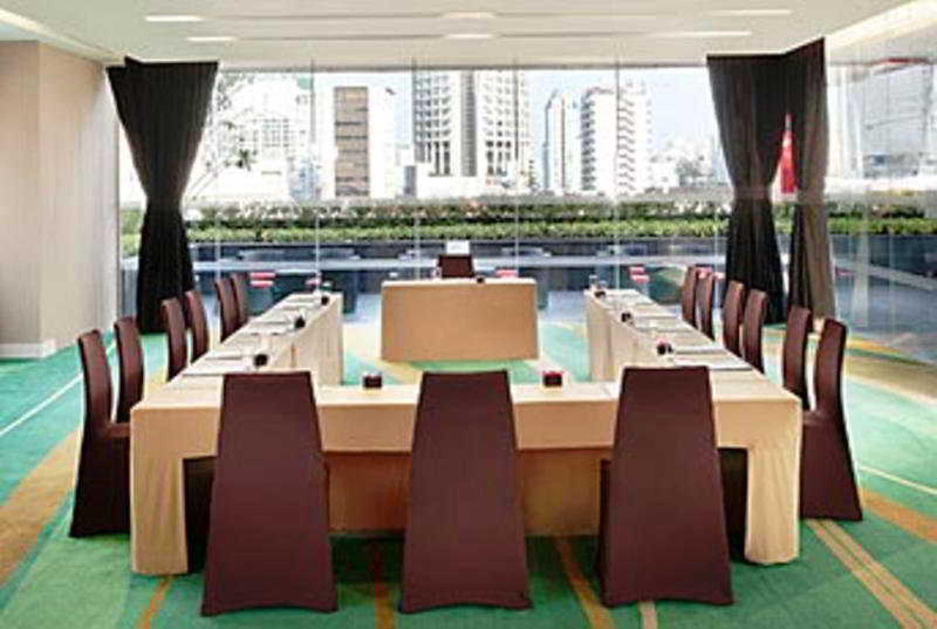 Four Points By Sheraton Bangkok, Sukhumvit 15 Hotel 4*