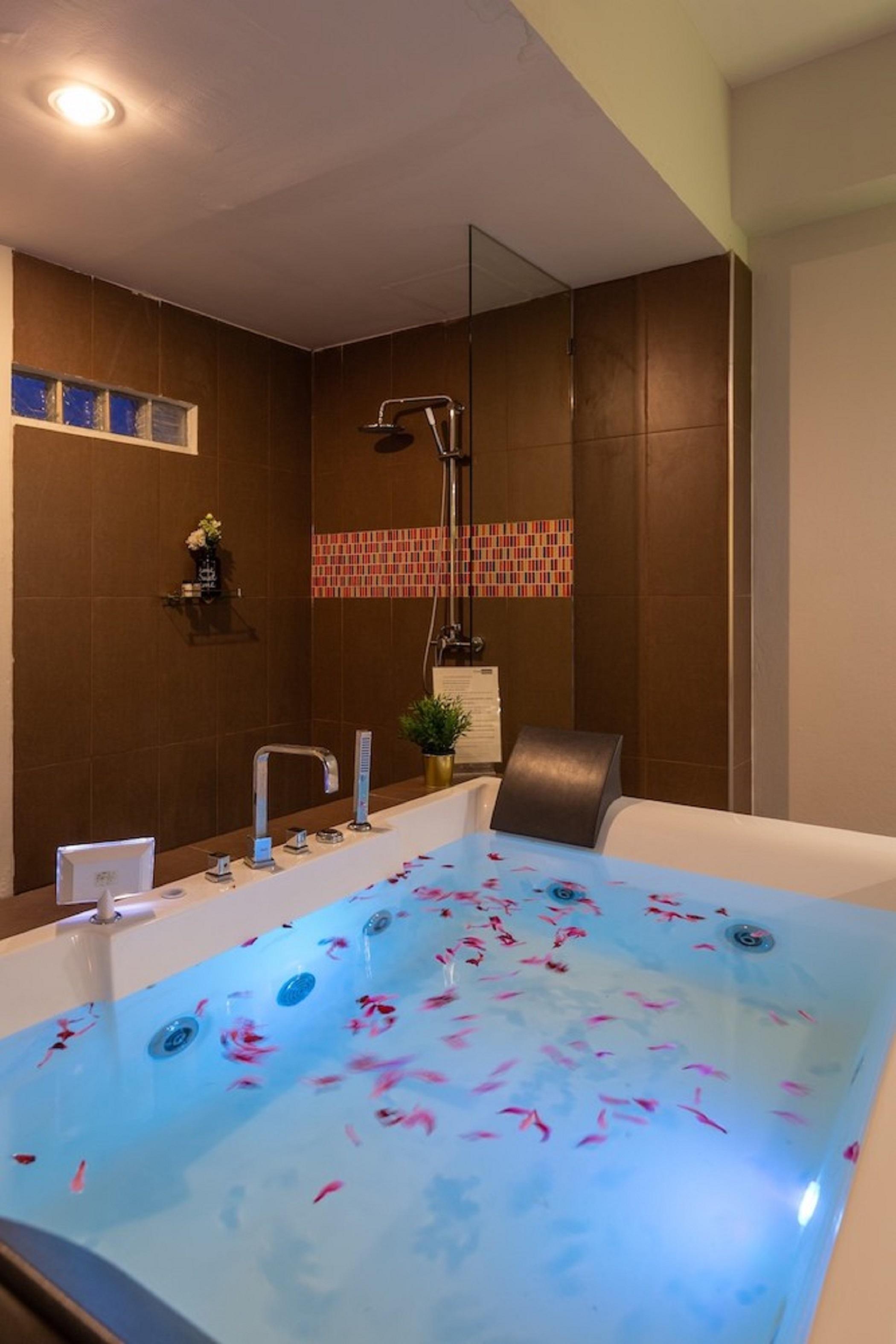 Baan Oliver Srinakarin Hotel