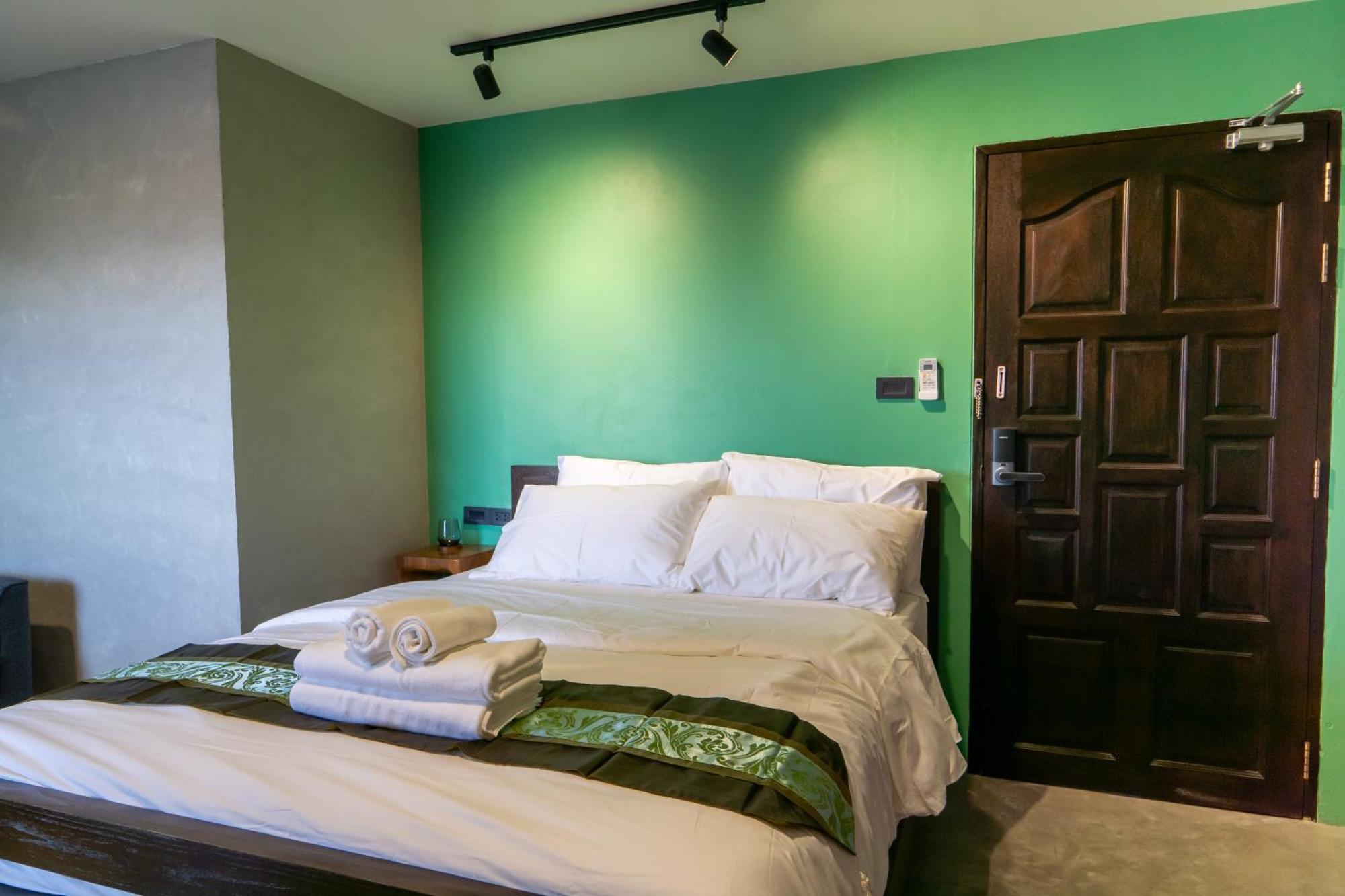 Lo-ha Guest House, Contactless Check-in Hostel Bangkok