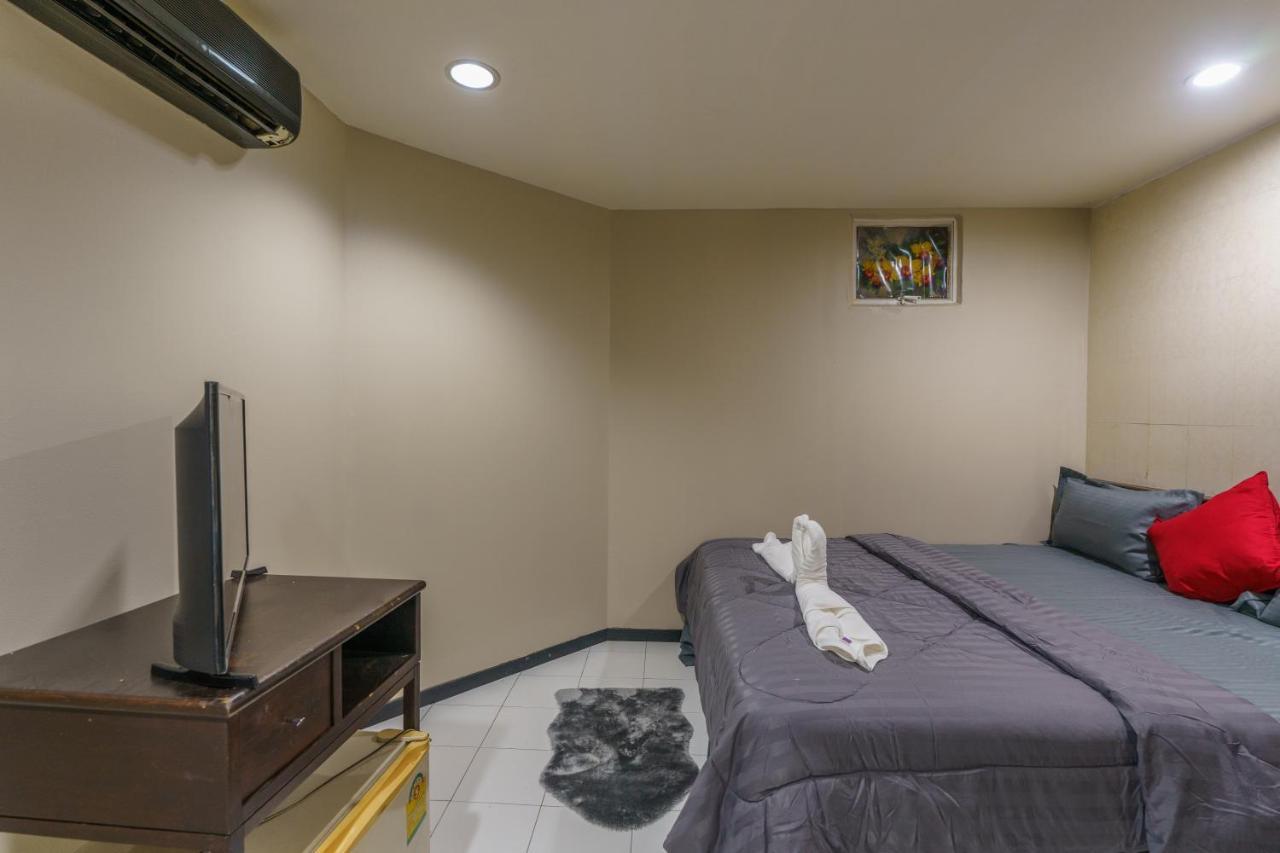 Cheqinn Bed Sukhumvit 4 Nana Plaza Hotel 2*