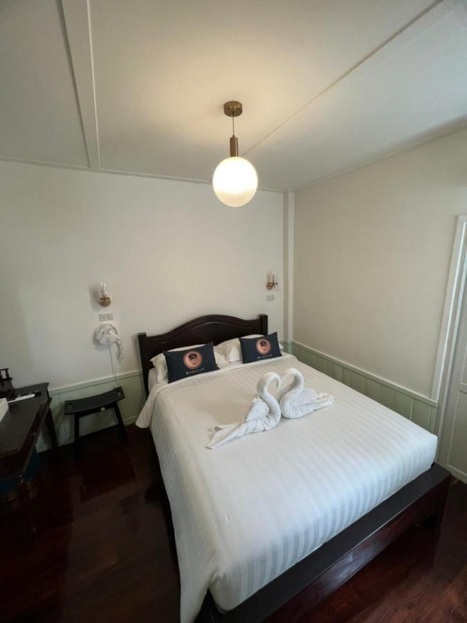 Roomquest Rim Praya Dinsor Road Bangkok