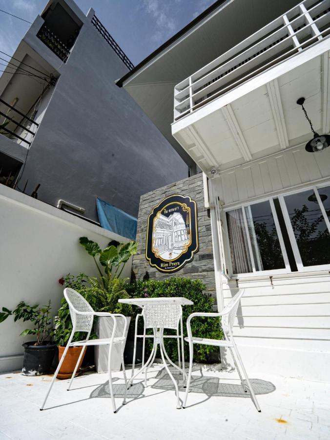 Roomquest Rim Praya Dinsor Road Hotel Bangkok