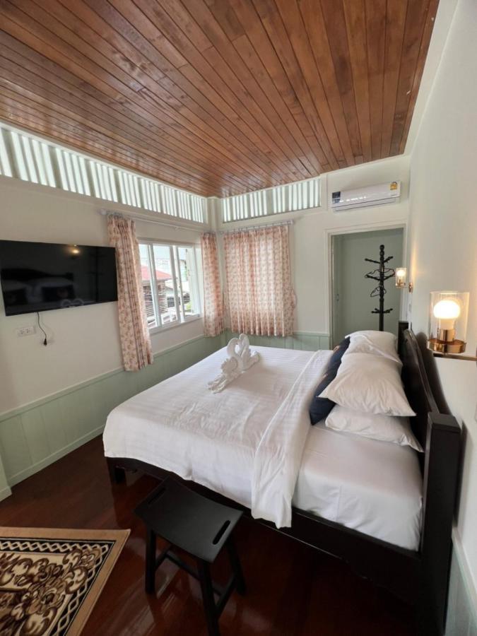 Roomquest Rim Praya Dinsor Road 3* Bangkok