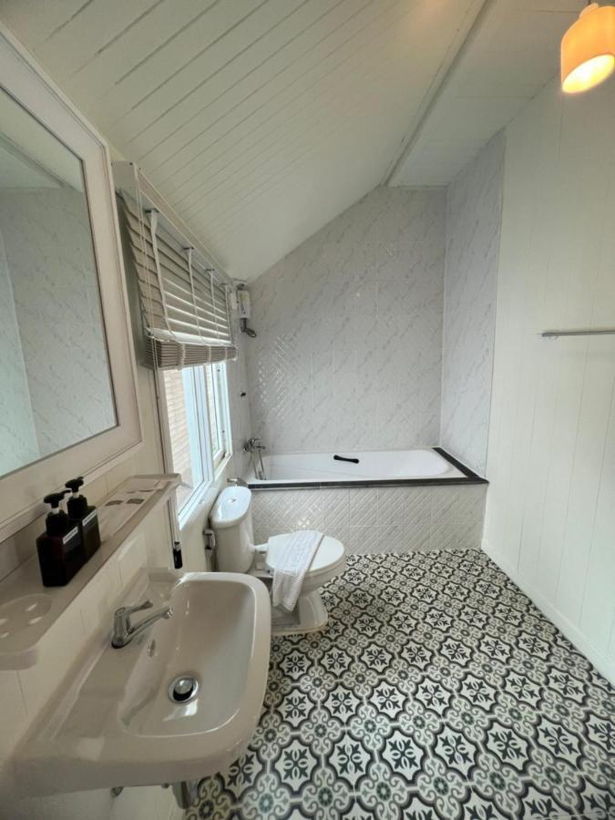 Hotel Roomquest Rim Praya Dinsor Road Bangkok