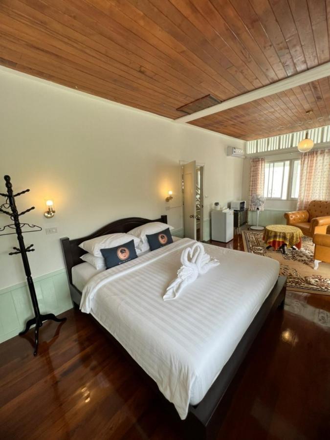 Roomquest Rim Praya Dinsor Road 3* Bangkok