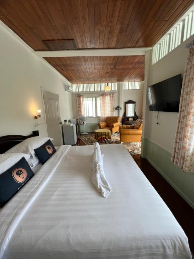 Roomquest Rim Praya Dinsor Road Bangkok