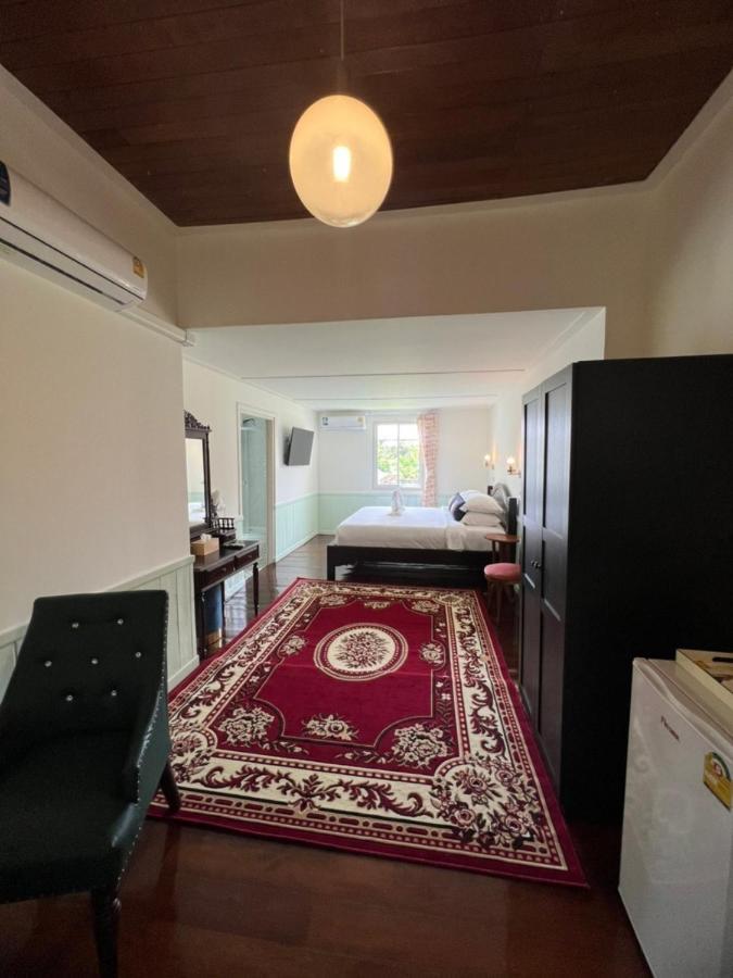 Hotel Roomquest Rim Praya Dinsor Road Bangkok