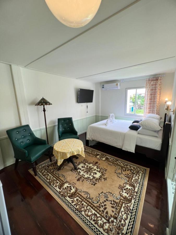 Hotel Roomquest Rim Praya Dinsor Road Bangkok