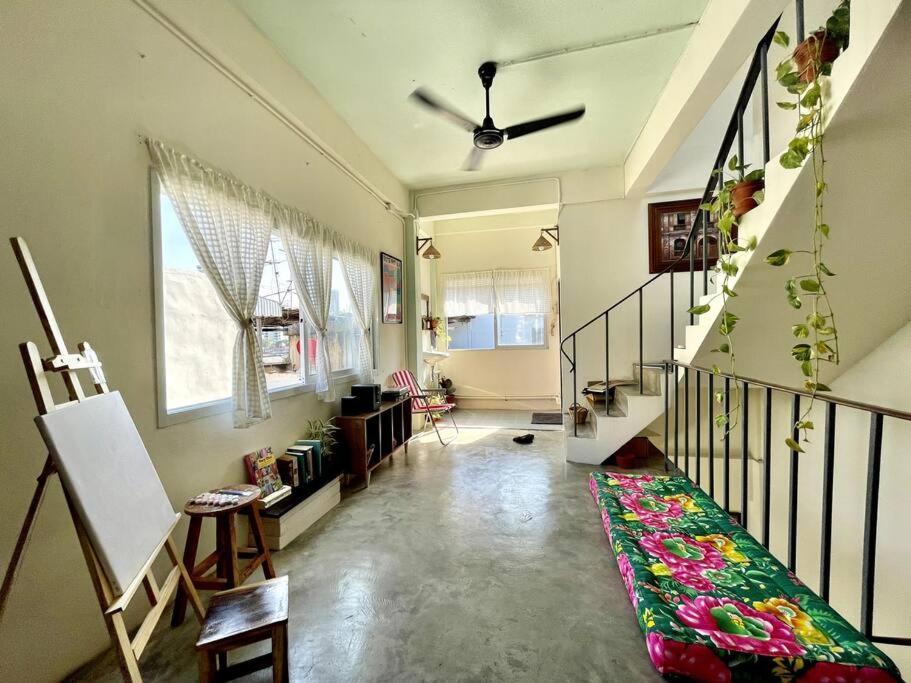 Hostel Baan Khaosoi - Private In A Rooftop 2nd Floor Bangkok
