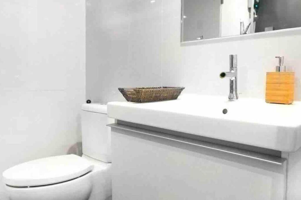 Stylish 1 Bedroom, Pool,bts Asok, Sukhumvit Bangkok