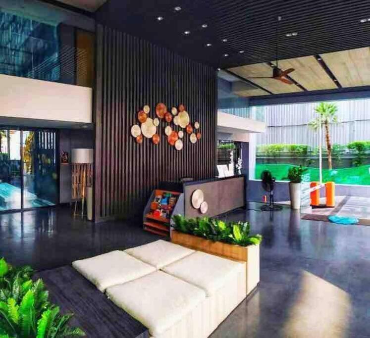 Stylish 1 Bedroom, Pool,bts Asok, Sukhumvit *