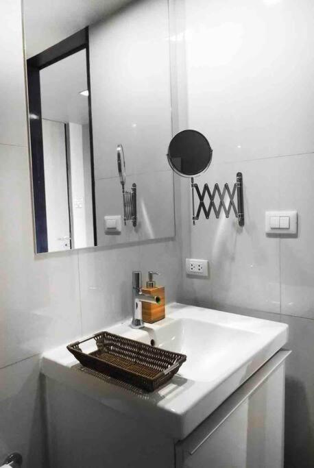 Stylish 1 Bedroom, Pool,bts Asok, Sukhumvit Apartment Bangkok