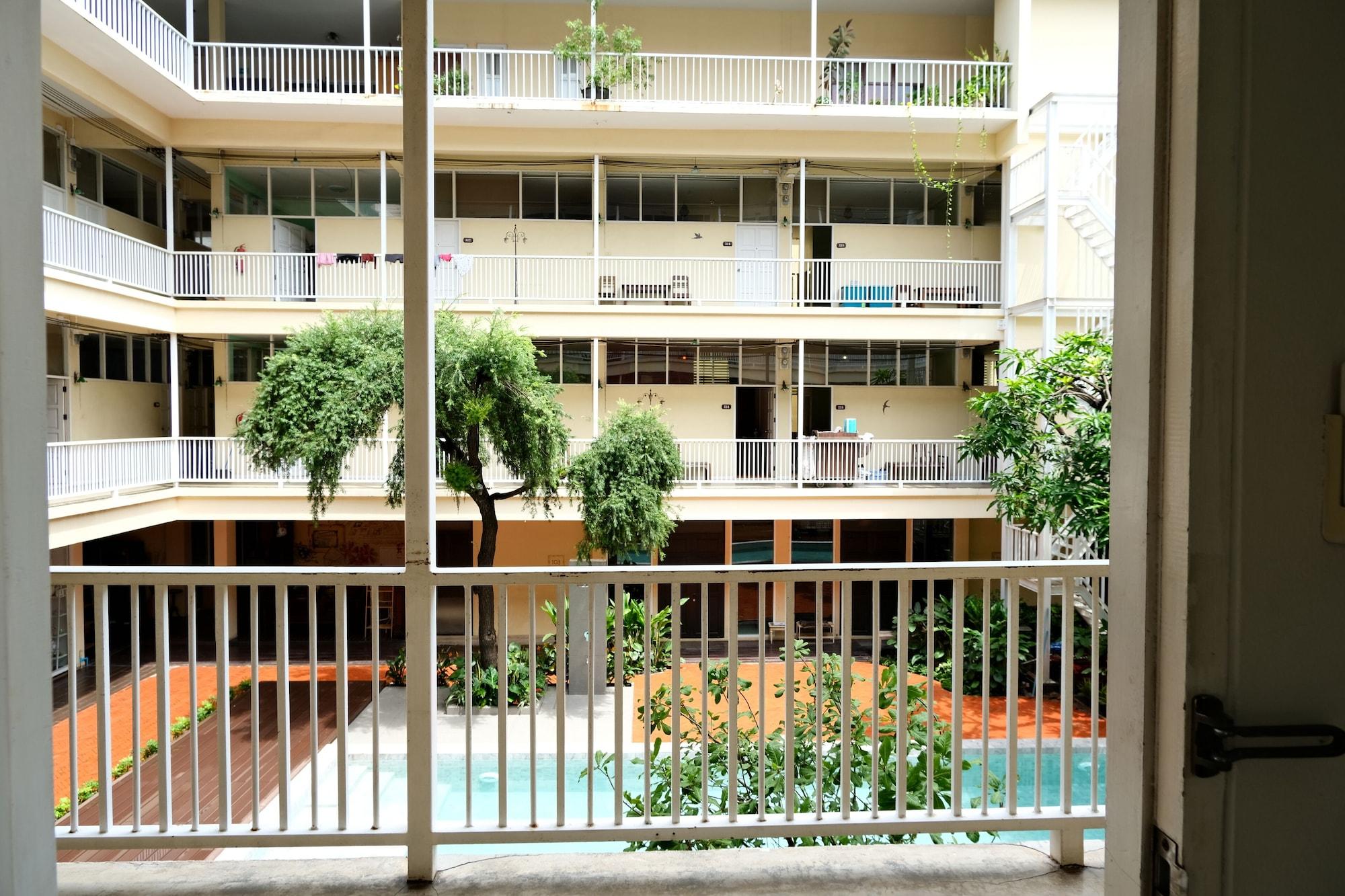 Feung Nakorn Balcony Rooms&cafe Hotel