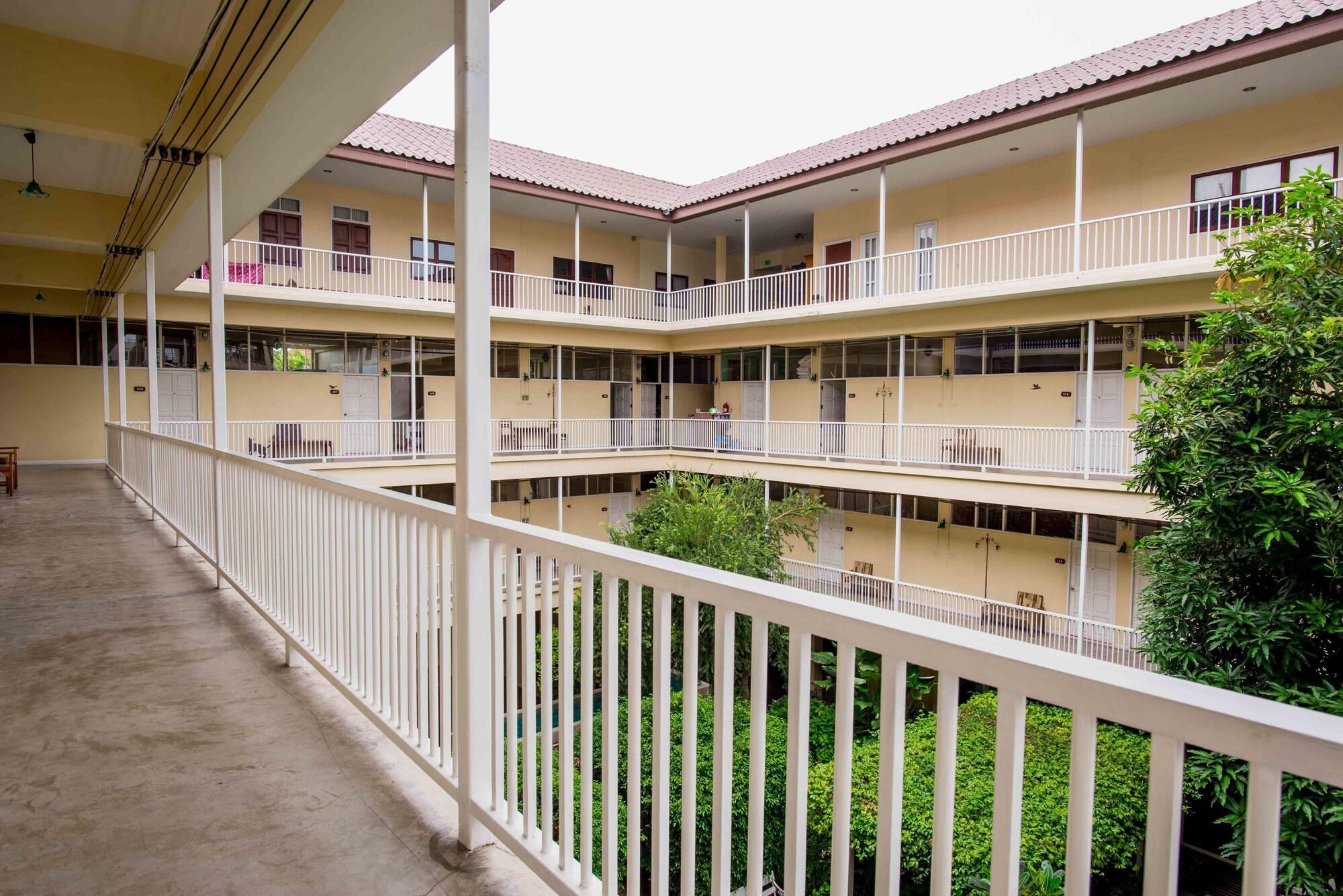 Hotel Feung Nakorn Balcony Rooms&cafe Bangkok