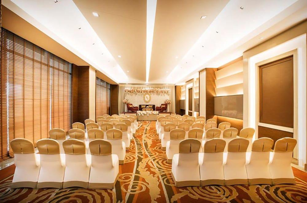 The Grand Fourwings Convention 5*