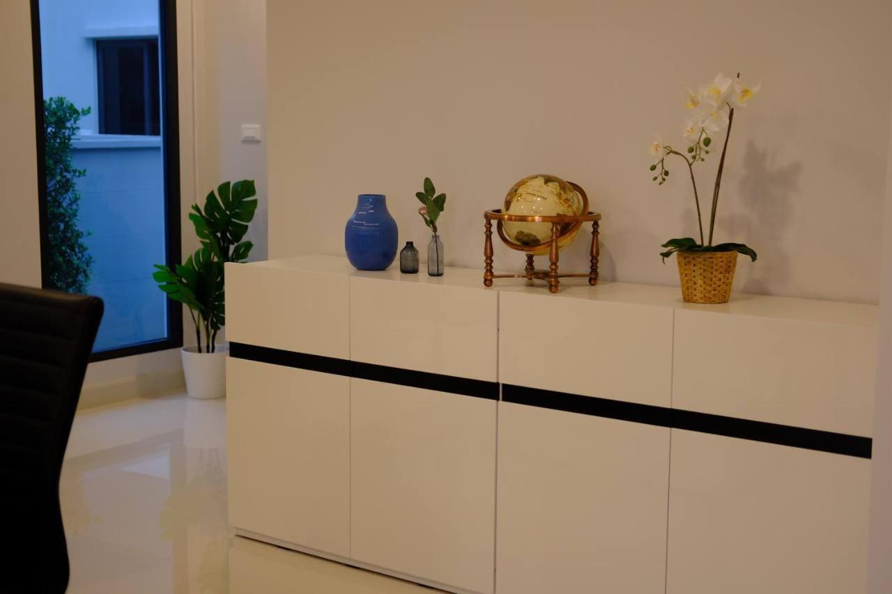 Cheri's Homestay现代两层独栋别墅，4卧4卫，3日送接机1周接送机,近mega邦纳 Bangkok