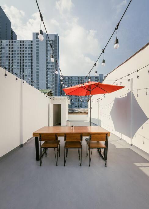 Sukhumvit Entire House 7 Pax - 2 Mins Walk From Skytrain Apartment