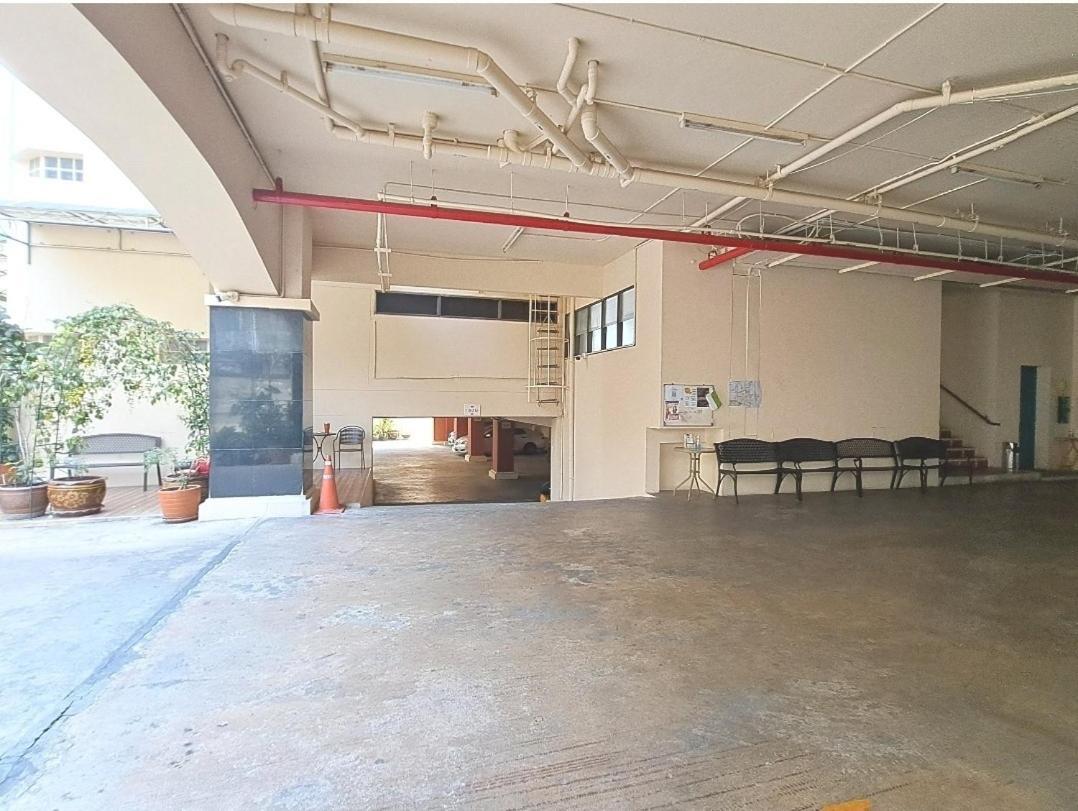Service Thong Lo Ekkamai Prompong Apartment