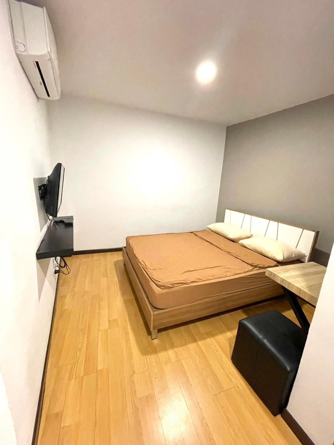 Trog And Soi Hostel