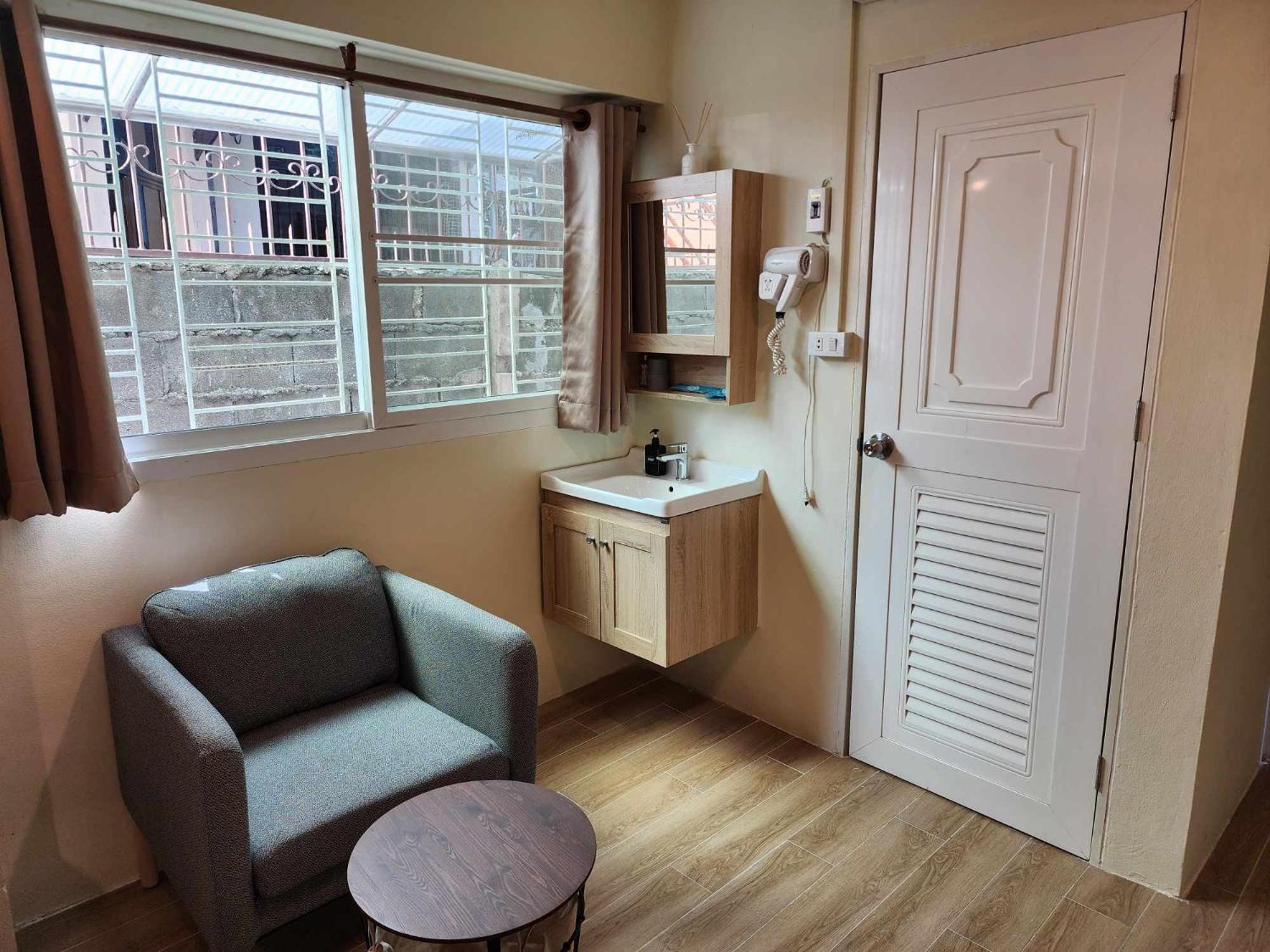 Canal View Lo-ha Guest House, Contactless Check-in Rumah tetamu Bangkok