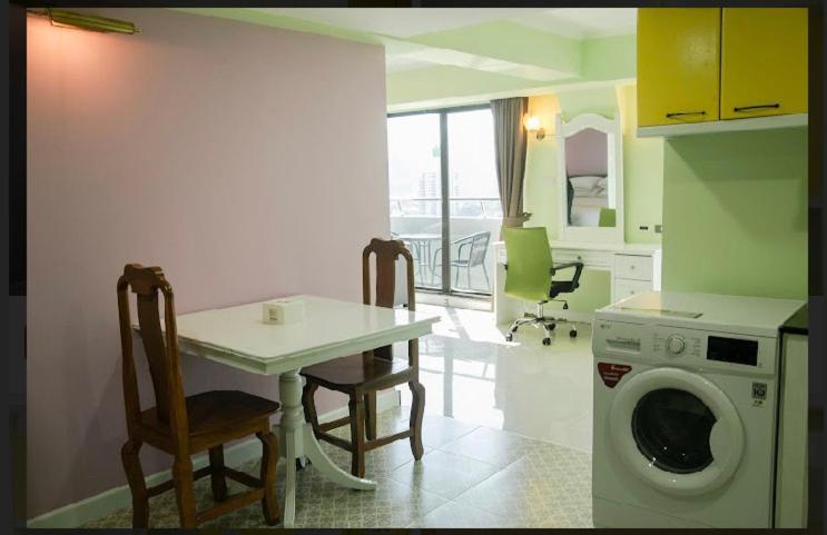 Omnitower Near Nana, With Beautiful Balcony Apartment Bangkok