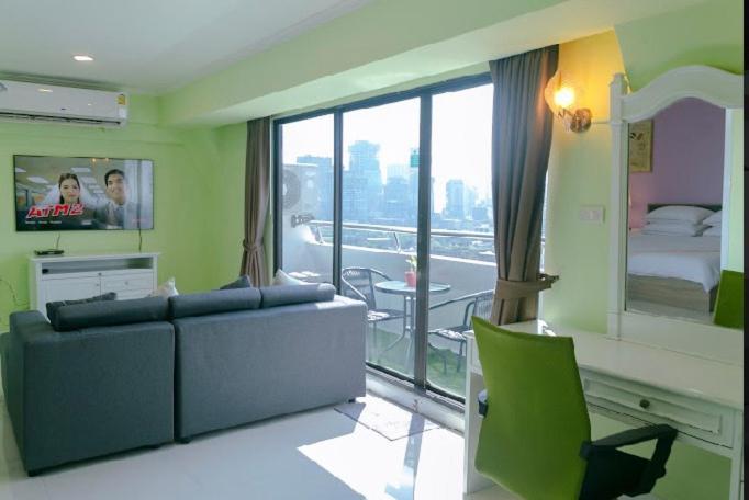 Omnitower Near Nana, With Beautiful Balcony Apartment Bangkok