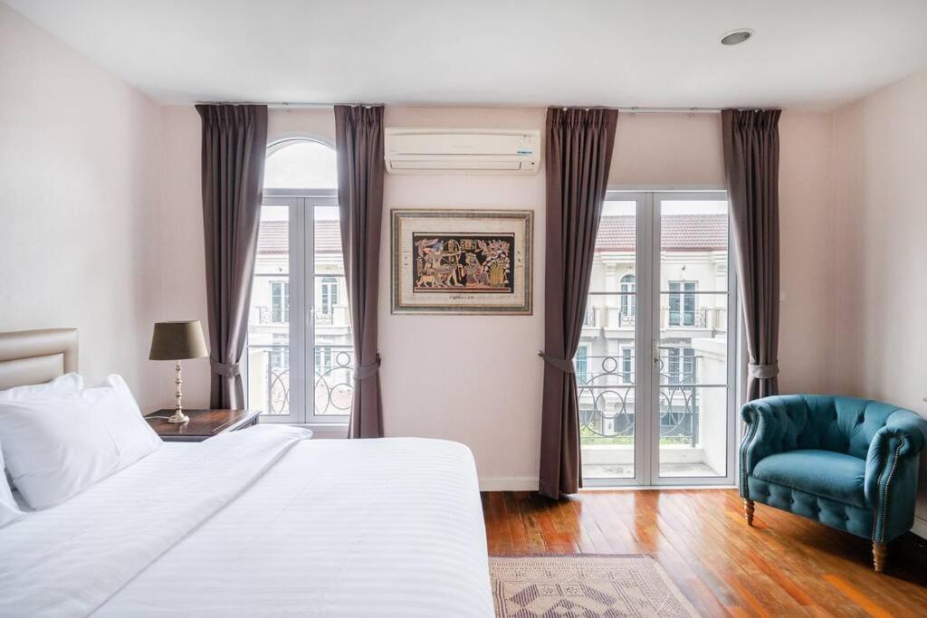 Villa Miq_home403/asok Bts/resort Pool/9pax/1000mbwifi Bangkok