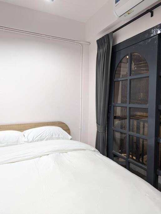 Vakantiehuis Cloud9 Hometel - Entire House 3br 170m To Bts Private Quiet & Comfy Bangkok