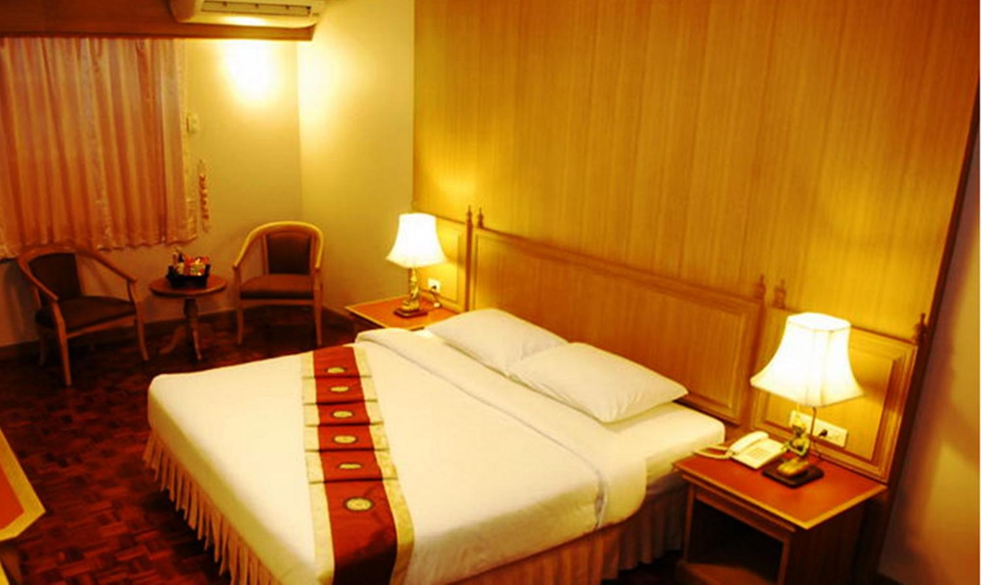 Hotel Silom Village 3*