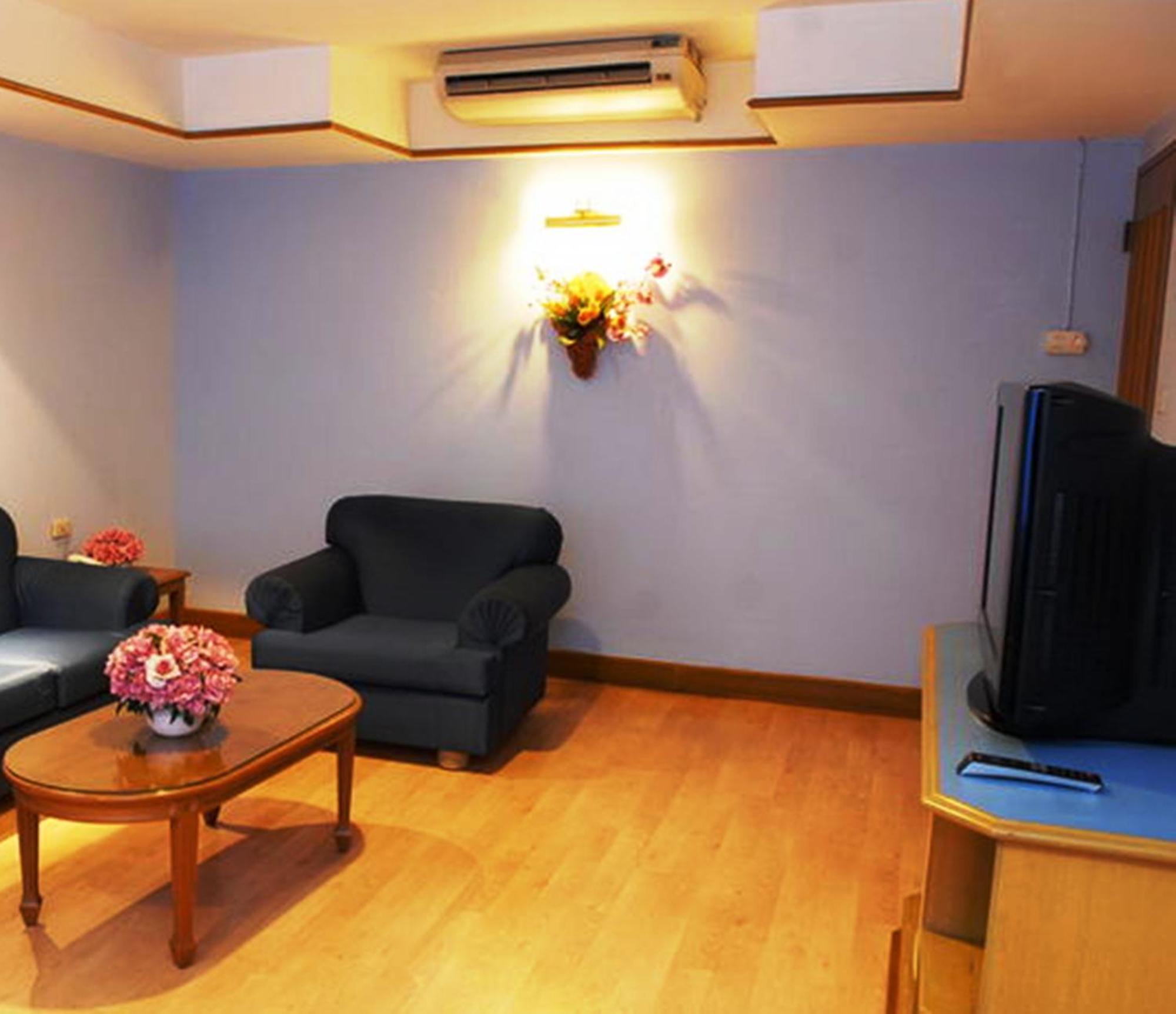Hotel Silom Village 3*