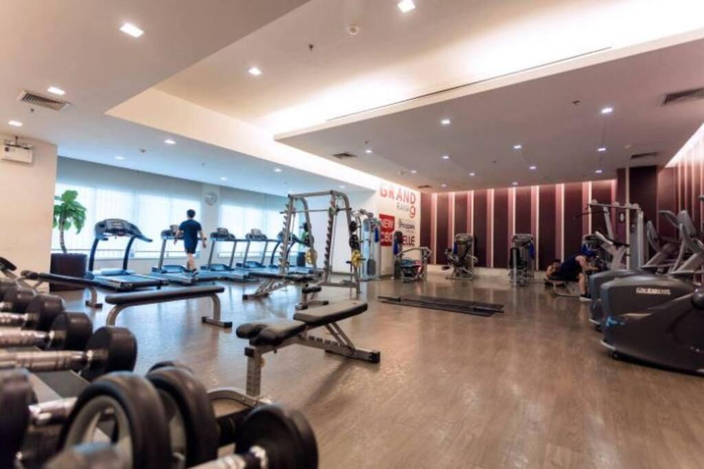 Lot Of Food Night Market Swimming Pool Very Near Train Mrt Big Shopping Malls * Bangkok