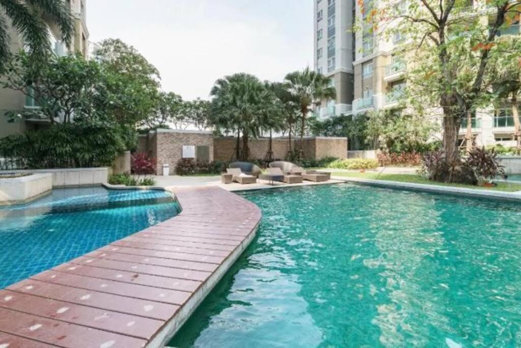 Apartment Lot Of Food Night Market Swimming Pool Very Near Train Mrt Big Shopping Malls Bangkok