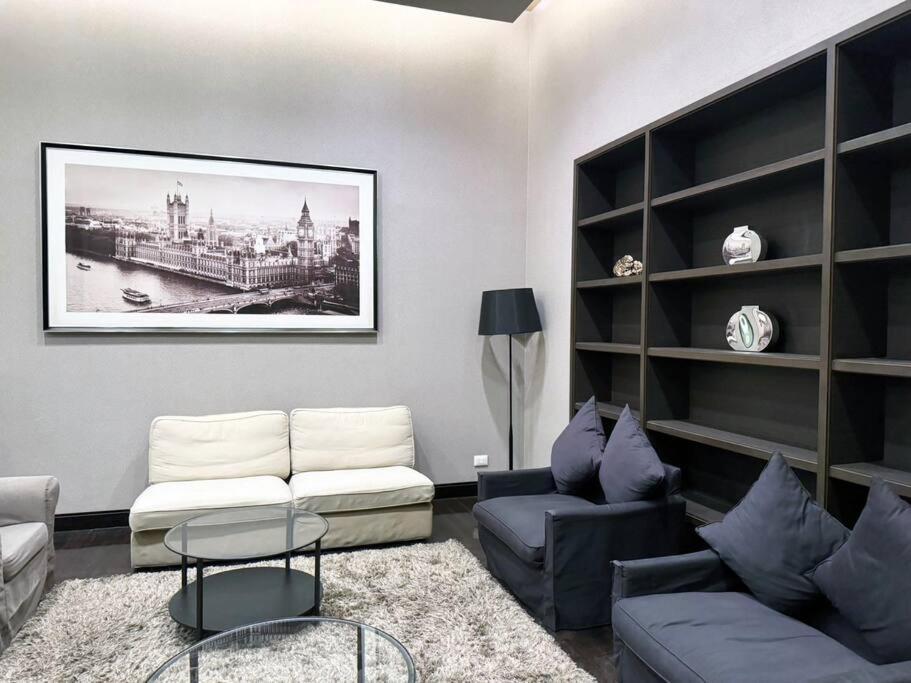 Lot Of Food Night Market Swimming Pool Very Near Train Mrt Big Shopping Malls Apartment *