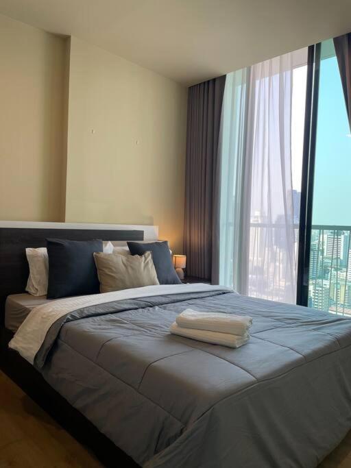 High-end With 5 Mins To Terminal21 Bts Mrt With Kitchen Bangkok