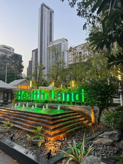 Apartment High-end With 5 Mins To Terminal21 Bts Mrt With Kitchen