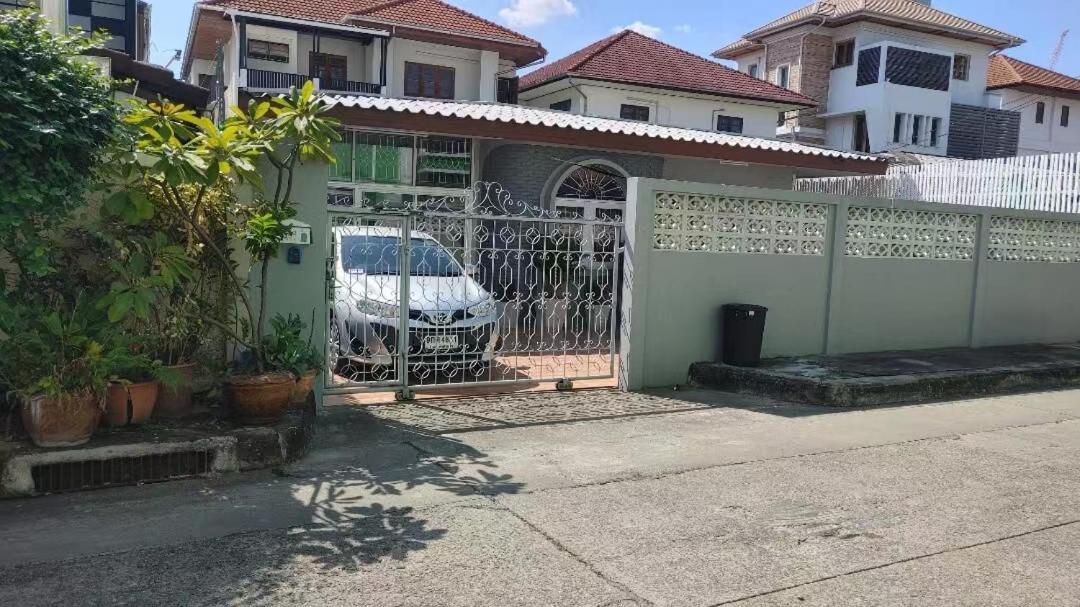 Holiday home 曼谷辉煌 旺中带静 带庭院的3个房间独立别墅 Bangkok