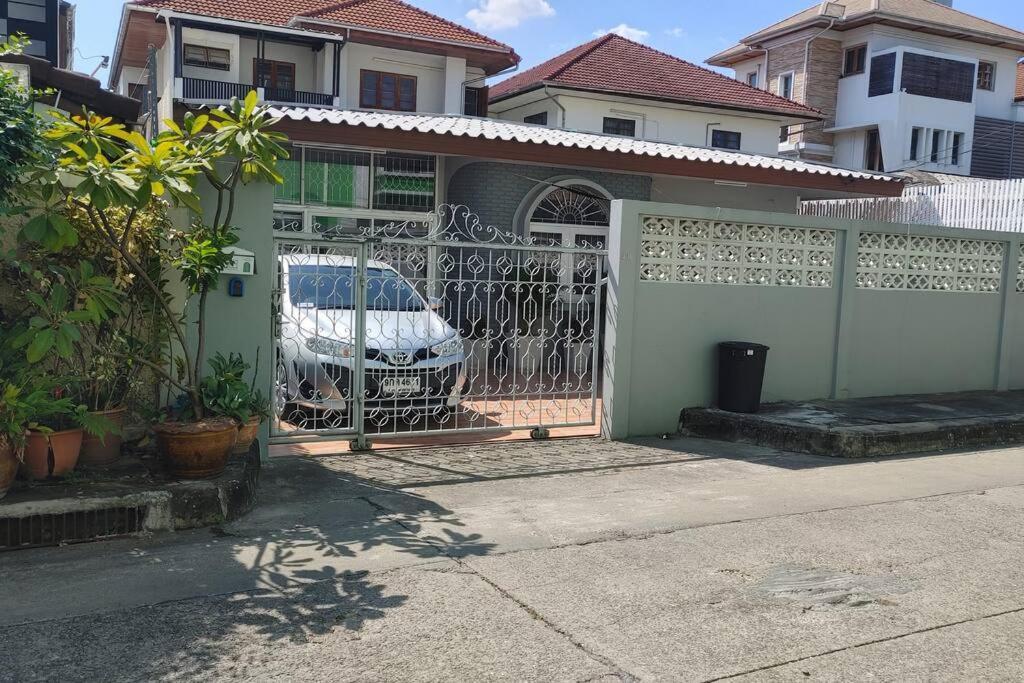 Holiday home 曼谷辉煌 旺中带静 带庭院的3个房间独立别墅 *