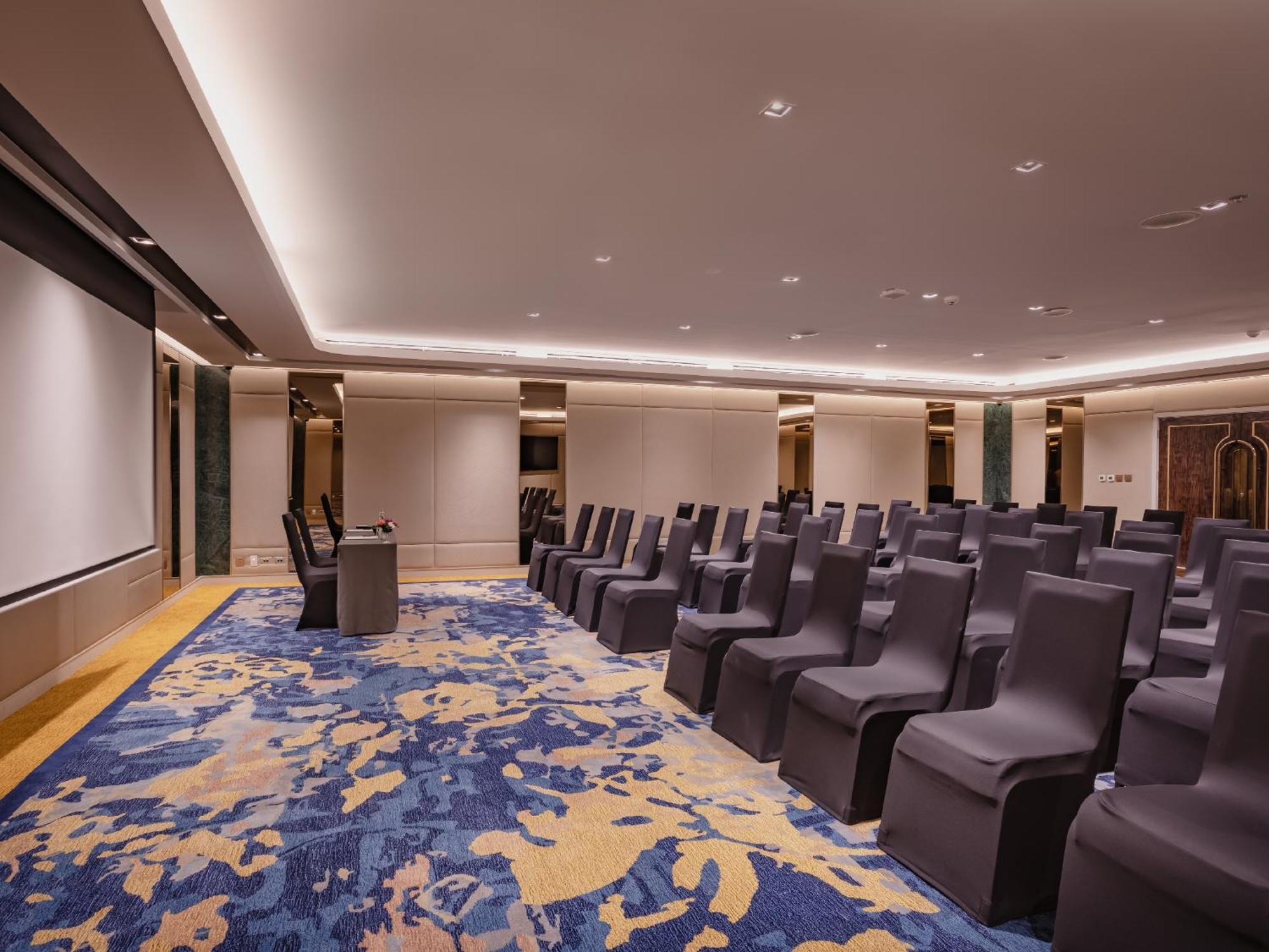 Aira Sukhumvit 11 Hotel