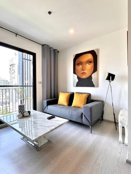 Apartment Luxury Art Downtown Metro Bangkok-kitchen-living